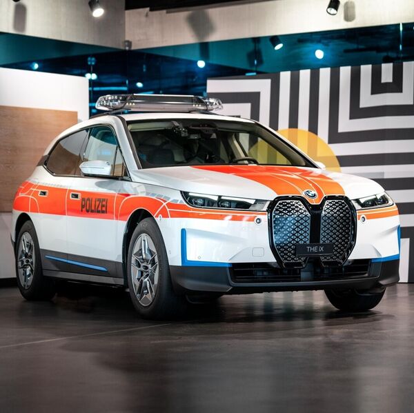 La Suisse reçoit la première BMW iX de police